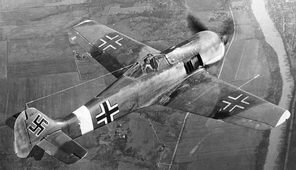 Появившийся уже в ходе войны немецкий тяжелый истребитель Фокке-Вульф FW 190A